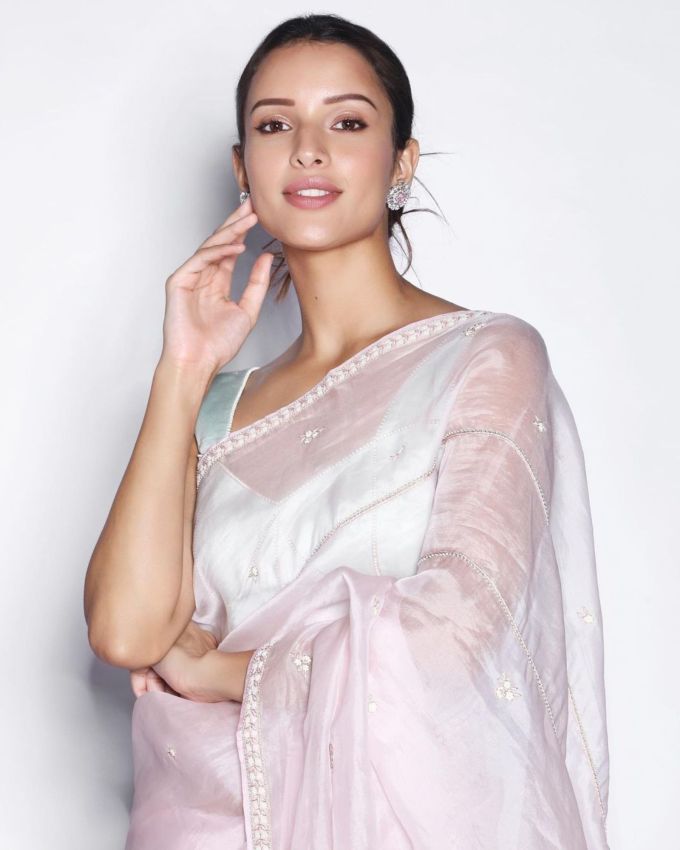 <strong>તૃપ્તિ ડીમરી ટિશ્યૂ સિલ્ક સાડી </strong>: તૃપ્તિ ડીમરીએ આ લુકમાં ટિશ્યૂ સિલ્ક સાડી ઓફ વાઈટ ટ્રાંસપેરન્ટ સાડી સાથે લુક કંપ્લીટ કર્યો છે જેમાં ફ્લાવર અને લેસમાં ડિઝાઇન જોવા મળે છે. એના પર એકટ્રેસે વાઈટ સ્લીવલેસ બ્લાઉઝ સાથે લુક કંપ્લીટ કર્યો છે.જવેલરીની વાત કરીયે તો તેના પર સ્ટડ સિલ્વર ઈયરિંગ્સ સાથે લુક કંપ્લીટ કર્યો છે.