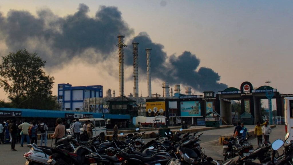 વડોદરા IOCL રિફાઈનરીમાં ભીષણ વિસ્ફોટ, દૂર-દૂર સુધી દેખાયા ધુમાડાના ઘોટેઘોટા, જુઓ વીડિયો