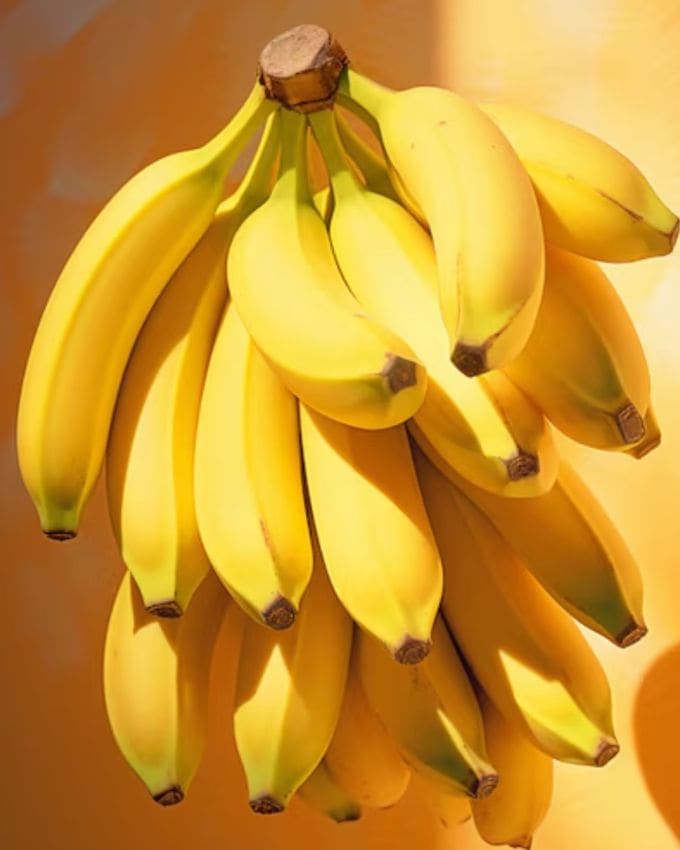 <strong>ક્રીમ અને કેળું :</strong> આ ફેસ પેક સ્કિન માટે પણ ખૂબ જ ફાયદાકારક છે. તેનાથી સ્કિન પર જામેલી ગંદકી દૂર થાય છે અને ખરબચડી સ્કીન મુલાયમ બને છે. ફેસ પેક બનાવવા માટે કેળામાં 2 ચમચી ક્રીમ મિક્સ કરો અને તેને ચમચીથી સારી રીતે મેશ કરો. આ પેસ્ટને આખા ચહેરા અને ગરદન પર લગાવો. આને લગાવીને 20 થી 25 મિનિટ સુધી રાખ્યા બાદ ચહેરો ધોઈ લો અને સાફ કરી લો. તેનાથી ત્વચાને શાંત અસર પણ મળે છે.