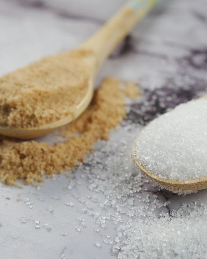 ડાયાબિટીસના દર્દીઓને ખાંડ ખાવાની મનાઈ હોય છે, ખાંડ જો કે ઘણા પ્રકારની આવે છે જેમાં રેગ્યુલર ખાવામાં આવે છે વાઈટ સુગર છે, આ ઉપરાંત કોકોનટ સુગર, બ્રાઉન સુગર વગેરે માર્કેટમાં અવેલેબલ હોય છે. 