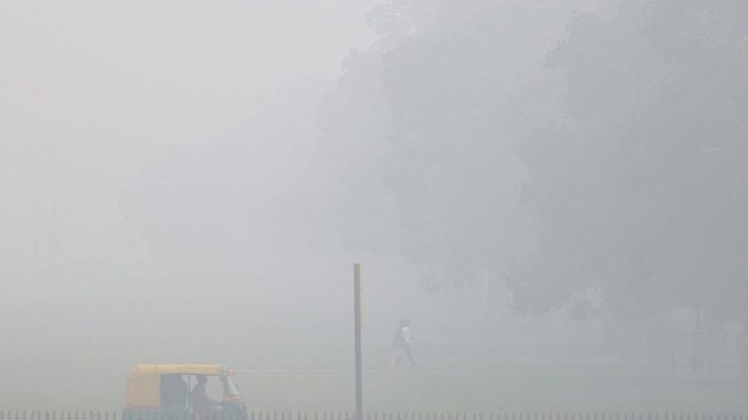 સ્મોગ અને ધુમ્મસ બંને એ આકાશને આવરી લેતી ધુમ્મસના રુપ છે, પરંતુ બંનેમાં ઘણા મહત્વપૂર્ણ તફાવતો છે. ફોગ કે ધુમ્મસ, ઠંડી હવામાં રહેલા ભેજથી રચાય છે. ઠંડા તાપમાનને કારણે જ્યારે ઝીણા પાણીનાં ટીપાં હવામાં એકઠાં થાય છે, ત્યારે તે સફેદ ફોગ બનાવે છે. ફોગ બનવામાં પ્રદૂષણનું યોગદાન ઓછું હોય છે અને તે ઠંડીની સિઝનમાં વધુ દેખાય છે. (Express Photo by Tashi Tobgyal)