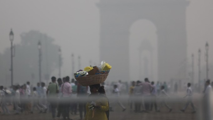 Delhi NCR Pollution : નવેમ્બર મહિનો આવતાની સાથે જ ઉત્તર ભારતના શહેરોમાં હવામાનની પેટર્ન બદલાઈ જાય છે અને આ વર્ષ પણ કંઈ અલગ નથી. જોકે આ વખતે ઠંડીનું જોર હજુ સુધી આવ્યું નથી, જે સામાન્ય રીતે નવેમ્બરમાં જોવા મળે છે. ધુમ્મસ અને સ્મોગની અસર ઘણી જગ્યાએ જોવા મળી રહી છે. ખાસ કરીને દિલ્હી અને તેની આસપાસના વિસ્તારોમાં સવારે ધુમ્મસ અને સ્મોગ (ધુમાડા અને ધુમ્મસનું મિશ્રણ) વિઝિબિલિટીને અસર કરી છે. આવી સ્થિતિમાં ઘણા લોકોના મનમાં સવાલ ઉઠે છે કે ધુમ્મસ અને સ્મોગ વચ્ચે શું તફાવત છે. (Express Photo by Tashi Tobgyal)