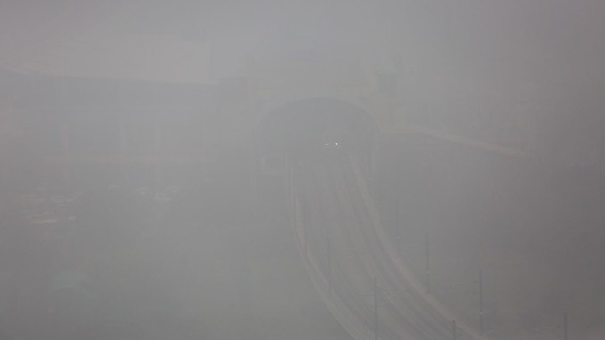 દિલ્હી અને ઉત્તર ભારતના ઘણા શહેરોમાં આ સમયે ફોગ અને સ્મોગની સ્પષ્ટ અસર જોવા મળી રહી છે. દિલ્હીનો એર ક્વોલિટી ઇન્ડેક્સ (એક્યુઆઈ) બુધવારે સવારે જોખમી કેટેગરીમાં 349 પર પહોંચ્યો હતો અને ઘણા સ્થળોએ વિઝિબિલિટી પણ 100 મીટરથી નીચે નોંધાઈ હતી. ઇન્દિરા ગાંધી એરપોર્ટ, હિંડન એરપોર્ટ અને અમૃતસર એરપોર્ટ પર સવારે વિઝિબિલિટી એટલી ઓછી હતી કે ટ્રાફિકને પણ અસર થઈ હતી.(Express Photo by Tashi Tobgyal)