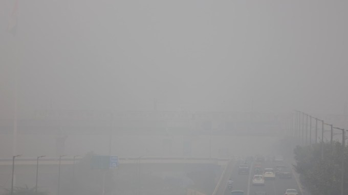 હવામાન વિભાગના જણાવ્યા અનુસાર દિલ્હી-એનસીઆરમાં વેસ્ટર્ન ડિસ્ટર્બન્સની અસરને કારણે સ્મોગ અને ધુમ્મસની સમસ્યા વધુ ઘેરી બને તેવી શક્યતા છે. પહાડી વિસ્તારોમાં હિમવર્ષા બાદ ઠંડા પવનો દિલ્હી તરફ આગળ વધશે, જેના કારણે 18 નવેમ્બર બાદ ઠંડી વધવાની આશંકા છે. આગામી દિવસોમાં દિવસનું તાપમાન 32 ડિગ્રીની આસપાસ અને લઘુત્તમ તાપમાન 16થી 17 ડિગ્રી રહેવાની સંભાવના વ્યક્ત કરવામાં આવી છે.(Express Photo by Tashi Tobgyal)