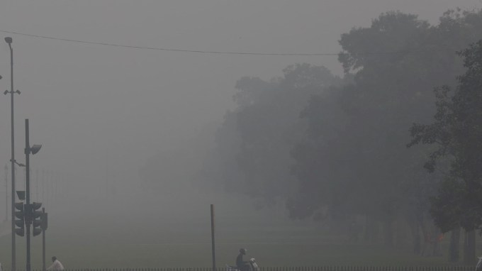 આઇએમડીએ જણાવ્યું હતું કે સવારે 5.30 વાગ્યાની આસપાસ દિલ્હીમાં ખૂબ જ ગાઢ ધુમ્મસ છવાઈ ગયું હતું, જેના કારણે શહેરના વિવિધ ભાગોમાં વિઝિબિલિટી ઓછી થઈ ગઈ હતી. (Express Photo by Tashi Tobgyal)