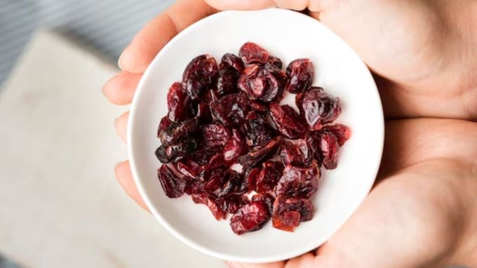 <strong>સૂકી ચેરી</strong><br>યુરિક એસિડ ઘટાડવા માટે સુકી ચેરી પણ ખૂબ ફાયદાકારક છે. સૂકા ચેરીમાં હાજર એન્થોસાયનિન તેમની ઓછી પ્યુરિન સામગ્રી અને એન્ટીઓકિસડન્ટ ગુણધર્મોને કારણે ઉચ્ચ યુરિક એસિડ ઘટાડવામાં મદદ કરે છે. આ સાથે, તેમાં ફાઇબર પણ વધારે હોય છે, પાચનક્રિયાને નિયંત્રિત કરે છે અને શરીરમાંથી વધારાનું યુરિક એસિડ બહાર કાઢવામાં પણ મદદ કરે છે. (Photo: Freepik)
