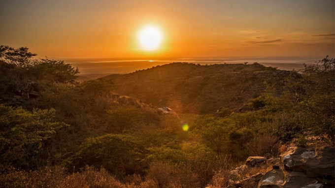 <strong>Kalo Dungar : કાળો ડુંગળ</strong><br>કાળો ડુંગળ કચ્છનું સૌથી વધુ ઉંચાઇ 462 મીટર પર આવેલું સ્થળ છે. અહીં ટેકરી પર ભગવાન દત્તાત્રેયનું 400 વર્ષ જૂનું મંદિર છે. પાકિસ્તાનથી માત્ર 40 કિમી દૂર આવલું હોવાથી સુરક્ષાની દ્રષ્ટિએ કાળો ડુંગળ ભારત માટે મહત્વપૂર્ણ સ્થળ છે. અહીં ચોમાસા બાદ ઉંચા ડુંગળ, લીલાછમ પહાડ, સૂર્યોદય અને સૂર્યાસ્તનો નજારો જોઇ પ્રવાસઓ આનંદિત થાય છે. (Photo: Gujarat Tourism)