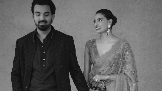 kl rahul and athiya shetty announce pregnancy : ભારતીય બેટ્સમેન કેએલ રાહુલનું પ્રદર્શન હાલના દિવસોમાં નિરાશાજનક રહ્યું છે. તે બેટથી રન બનાવી શક્યો નથી અને કંગાળ ફોર્મમાં ચાલી રહ્યો છે. જોકે આગામી વર્ષ રાહુલ માટે ખુશીઓ લઈને આવનારું છે. (Pics : athiyashetty/insta)