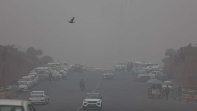 એક અધિકારીએ જણાવ્યું હતું કે ખરાબ હવામાનને કારણે છ ફ્લાઇટ્સને જયપુર ડાયવર્ટ કરવામાં આવી હતી જ્યારે એકને સવારે 7 વાગ્યે લખનઉ ડાયવર્ટ કરવામાં આવી હતી. અન્ય એક અધિકારીએ જણાવ્યું હતું કે કેટલીક ફ્લાઇટ્સ મોડી પડી હતી. ઈન્દિરા ગાંધી ઈન્ટરનેશનલ એરપોર્ટ (આઈજીઆઈ) દેશના સૌથી વ્યસ્ત એરપોર્ટમાંથી એક છે.(Express Photo by Tashi Tobgyal)