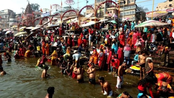 કાશી મોક્ષદાયિની મા ગંગાના કિનારે આવેલું છે. તેના પાણીને પવિત્ર અને આત્માને શુદ્ધ કરનાર માનવામાં આવે છે. હિંદુ ધર્મમાં ગંગા નદીનું વિશેષ મહત્વ છે. પૂજાથી લઈને દરેક શુભ કાર્યમાં ગંગા જળનો ઉપયોગ કરવામાં આવે છે. કાશી જતા લોકો પણ પોતાની સાથે ગંગા જળ લઈ જાય છે. પણ ગંગાનું પાણી કાશીથી લાવવું જોઈએ કે નહીં? જો નહીં તો શા માટે? આવો જાણીએ.(Photo: Indian Express)