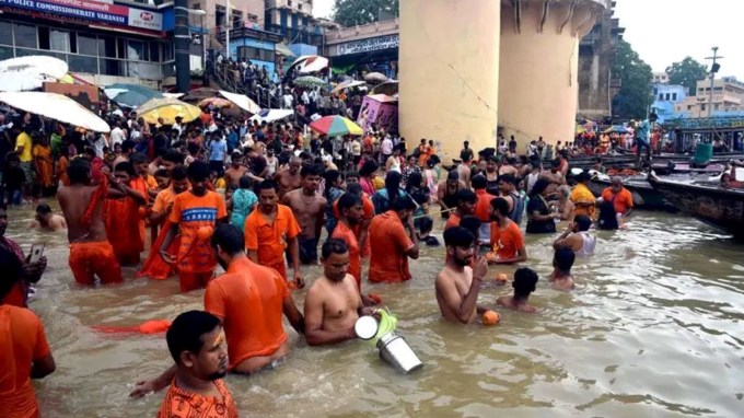 કાશીથી ભૂલથી પણ ગંગાજળ ન લાવવું જોઈએ. માન્યતાઓ અનુસાર જે પણ જીવ કે મનુષ્ય આ મોક્ષની નગરીમાં આવે છે અને પોતાના જીવનનું બલિદાન આપે છે તે જન્મ-મરણના ચક્રમાંથી મુક્ત થઈ જાય છે. (Photo: Indian Express)