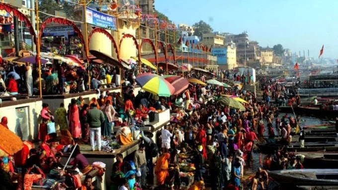 કાશીથી ગંગાજળ લઇને આવો તેની સાથે તે પાણીમાં રહેલા જીવ-જંતુઓને પણ આપણે ઘરે લાવીએ છીએ. એવું માનવામાં આવે છે કે કાશીમાંથી કોઈપણ જીવને અલગ કરવાથી તે જીવનું મૃત્યુ અને પુનર્જન્મનું ચક્ર વિક્ષેપિત થાય છે. જેના પાપના તમે ભાગીદાર બનો છો. (Photo: Indian Express)