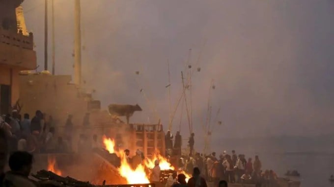 આ સાથે એવું પણ માનવામાં આવે છે કે જ્યારે કાશીમાં અગ્નિસંસ્કાર કરવામાં આવે છે, ત્યારે તેની રાખને ગંગામાં વિસર્જિત કરવામાં આવે છે, જેના કારણે તે પાણીમાં મૃત આત્માના અંગ કે અંશ, રાખ કે અવશેષો આવે છે. આ કારણે પણ તેની મુક્તિની પ્રાપ્તિમાં પણ અવરોધ લાવી શકે છે. આવી સ્થિતિમાં જ્યારે પણ તમે કાશી જાઓ ત્યારે ભૂલથી પણ ત્યાંથી ગંગાજળ અને માટી ન લાવો. (Photo: Indian Express)