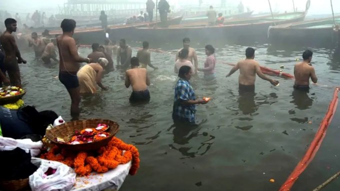 એવું પણ માનવામાં આવે છે કે જો કોઈ વ્યક્તિ અન્ય કોઇને કાશી આવવા માટે પ્રેરિત કરે તો તેને પુણ્ય મળે છે. તે જ સમયે જે વ્યક્તિ કોઈને કાશીથી અલગ કરે છે તે પાપનો ભાગીદાર માનવામાં આવે છે. (Photo: Indian Express)