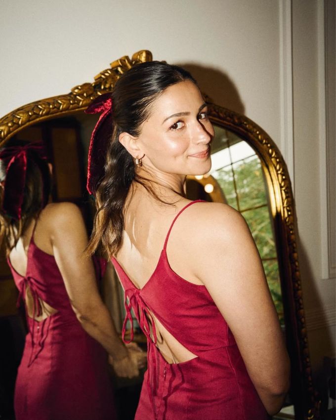 ક્રિસમસ (Christmas) ની ગઈ કાલે ધામધૂમથી ઉજવણી કરવામાં આવી હતી. એમાં બોલીવુડની કપૂર પરિવાર પણ બાકી નથી. તેમની ત્રણ પેઢીઓ તેમના ક્રિસમસ લંચ માટે ભેગા થયા હતા. નીતુ કપૂર અને નવ્યા નવેલી નંદાએ ઉજવણીના ફોટા શેર કર્યા, જેમાં કપૂર પરિવાર રેડ આઉટફિટમાં સજ્જ છે અને નાતાલની ઉજવણી કરવા જોવા મળે છે અને ગ્રુપ ફોટોગ્રાફ માટે પોઝ આપે છે.