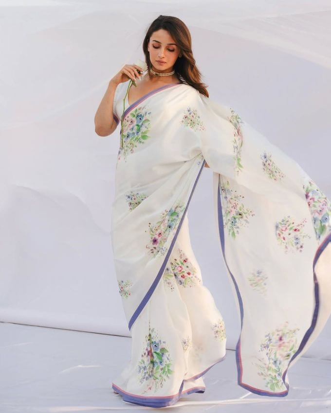 <strong>આલિયા ભટ્ટ </strong>: આલિયા ભટ્ટે આ લુકમાં ખાસ પર્લ મોતી નેકલેસ સાથે સિમ્પલ લુક રાખ્યો છે જેને તેણે મિનિમલિસ્ટિક મેકઅપ સાથે કમ્પ્લીટ કર્યો છે, જેમાં તેણે ન્યૂડ લિપસ્ટિક અને હાઈલાઈટર સાથે લુક એલિગન્ટ ટચ આપી છે.