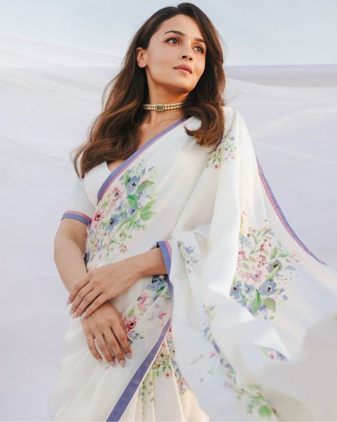 <strong>આલિયા ભટ્ટ </strong>: આલિયા ભટ્ટ બોલીવુડની જાણીતી એકટ્રેસ માંથી એક છે, તેણે બોલીવુડ સ્ટાર રણબીર કપૂર સાથે લગ્ન કર્યા છે. તેમની એક ક્યૂટ દીકરી રાહા પણ છે. એકટ્રેસ તેની પર્સનલ અને પ્રોફેશનલ લાઈફ બન્ને લીધે લાઈમલાઈટમાં રહે છે. તેણે ગંગુબાઈ કાઠિયાવાડી થી લઈને ડાર્લિંગ જેવી ઘણી હિટ ફિલ્મો આપી છે, એકટિંગ સિવાય તેની ફેશન સ્ટાઇલને લઈને પણ ચર્ચામાં રહે છે. 