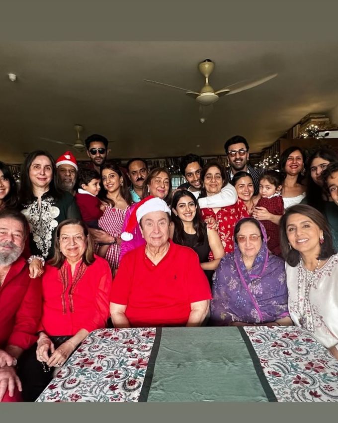 એક ફોટામાં રાહાની તેની મમ્મી આલિયા ભટ્ટ સાથે આલિંગન કરતી હૃદયસ્પર્શી ક્ષણ કેપ્ચર કરવામાં આવી છે , જ્યારે રણબીર કપૂર તેમની પાછળ ઉભો છે, તેના વિસ્તૃત પરિવાર સાથે પોઝ આપી રહ્યો છે. આગળની હરોળમાં રણધીર કપૂર, બબીતા ​​કપૂર, નીતુ કપૂર અને નીલા દેવી સહિત કપૂર પરિવારના વરિષ્ઠ લોકોનો સમાવેશ થાય છે. અગસ્ત્ય નંદા અને નવ્યા નવેલી નંદા તેમના પિતરાઈ ભાઈઓ અને કાકી નીતાશા નંદા સાથે ઉભેલા જોઈ શકાય છે. આ દરમિયાન અરમાન જૈન અને તેની પત્ની, અનીસા મલ્હોત્રા, તેમના પુત્ર આરાધ્ય રાણા સાથે આનંદપૂર્વક પોઝ આપતા જોવા મળે છે.