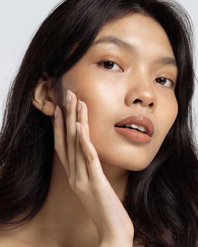 કોફીની મદદથી સ્કિનને ક્લીન કરો : જો તમે ફેસને સુંદર અને ચમકદાર બનાવવા માંગો છો, તો સૌથી પહેલા તમારે તેને સારી રીતે સાફ કરી લેવું જોઈએ. ગ્લોઈંગ સ્કિન મેળવવા માટે આ પહેલું સ્ટેપ છે. ફેસને સુંદર બનાવવા માટે તમારે બે ચમચી દૂધમાં એક ચમચી કોફી પાવડર ભેળવવો પડશે. હવે આ પેસ્ટને કોટન બોલની મદદથી તમારા આખા ચહેરા પર લગાવો. લગભગ 5 મિનિટ સુધી ગોળાકાર ગતિમાં ઘસ્યા પછી, તમારા ચહેરાને સામાન્ય પાણીથી ધોઈ લો.