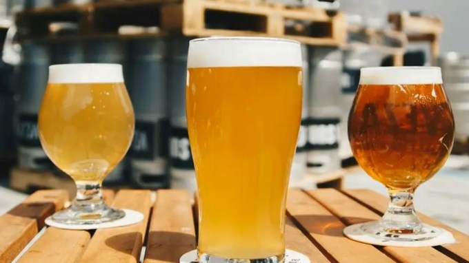 પરંતુ બહુ ઓછા લોકો જાણે છે કે આ સ્ટાર્સ પહેલા 80 અને 90 ના દાયકાનો એક પ્રખ્યાત વિલન છે જે દારૂના બિઝનેસમાંથી મોટી કમાણી કરી રહ્યો છે. આ સ્ટારની પોતાની કંપની છે જે 11 પ્રકારની બીયર બનાવે છે. (Photo: Pexels)