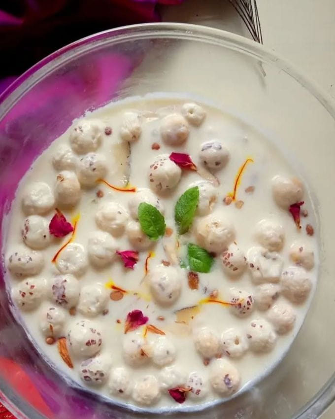 <strong>ચરણામૃત : </strong>સૌપ્રથમ એક બાઉલમાં કાચું દૂધ નાખી દહીં અને મધ ઉમેરો. ત્યાર બાદ તેમાં દાણાદાર ખાંડ મિશ્રી, ઘી, કાજુ, બદામ, પિસ્તાના ટુકડા, સમારેલા તુલસીના પાન અને મખાના ઉમેરીને બરાબર મિક્ષ કરી લો. હવે આપણા પવિત્ર ભગવાન શ્રી કૃષ્ણને પ્રસાદ આપવા માટે પંચામૃત તૈયાર છે.