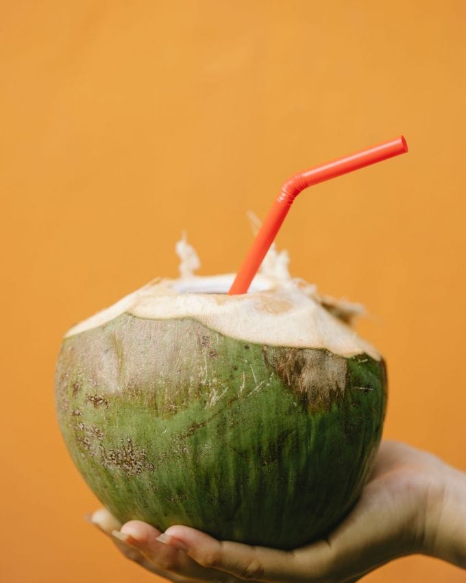 <strong>નાળિયેર પાણી </strong>: નારિયેળ પાણી પીવાથી તમારી ત્વચા પણ સારી થઈ શકે છે. શિયાળામાં તેને પીવાની ઘણી વાર મનાઈ હોય છે, પરંતુ જો તમે તમારી દિનચર્યામાં નારિયેળ પાણીનો સમાવેશ કરો છો, તો ત્વચાને જરૂરી પોષક તત્ત્વો તો મળશે જ પરંતુ તે શરીરને એનર્જીથી પણ ભરી દેશે.