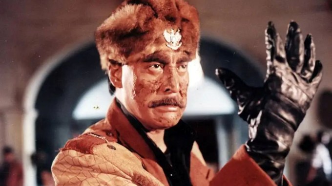 ખરેખરમાં અમે પ્રખ્યાત અભિનેતા ડેની ડેન્ઝોંગપાની વાત કરી રહ્યા છીએ જેમણે ઘણી ફિલ્મોમાં વિલનની ભૂમિકા ભજવીને દર્શકોને ડરાવ્યા છે. ડેનીની સિક્કિમમાં યુક્સોમ બેવરેજીસ નામની લિકર બેવરેજ કંપની છે. (Photo: Indian Express)