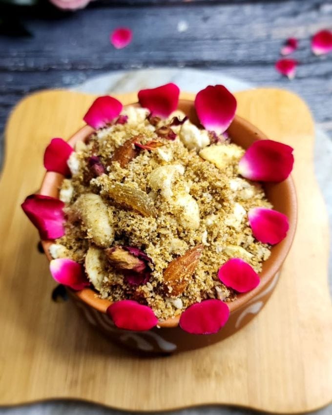 <strong>ધનિયા પંજીરી</strong> : પંજીરી ઘઉંના લોટને ઘીમાં શેકીને અને જીરા (જીરું), ધનિયા (ધાણા), સોંથ (સૂકા આદુ પાવડર), સોંફ (વરિયાળી) વગેરે જેવા સૂકા ફળો અને મસાલા ઉમેરીને તૈયાર કરવામાં આવે છે.