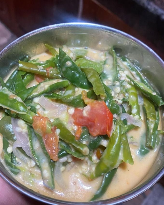 <strong>એમા દાતશી : </strong>એમા દાતશીમાં વપરાતા સામગ્રીમાં મરચાં, સ્પ્રિંગ ઓનિયન, ફાર્મ ચીઝ, વનસ્પતિ તેલ અને મીઠું છે. દાતશીમાં બટાકા અને દાતશી (ભુટાનીઝ ચીઝ)નો ઉપયોગ થાય છે. બટાકાને પહેલા બાફવામાં આવે છે અને પછી વાનગીમાં ઉમેરવામાં આવે છે.