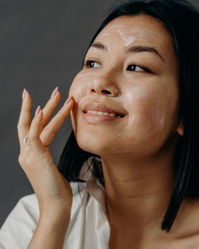 એક્સ્ફોલિએટ કરો : સ્કિનના ગ્લો માટે તમે નિયમિતપણે એક્સફોલિએટ કરતા રહો. તમારે ફક્ત એટલું જ ધ્યાન રાખવું જોઈએ કે તમે દરરોજ સ્કિનને એક્સ્ફોલિયેટ કરવાનું ટાળો. શિયાળા દરમિયાન અઠવાડિયામાં એક કે બે વાર સ્કિનને એક્સ્ફોલિએટ કરવા માટે તે પૂરતું છે. તમે ચહેરાને એક્સ્ફોલિયેટ કરવા માટે સ્ક્રબનો ઉપયોગ કરી શકો છો.