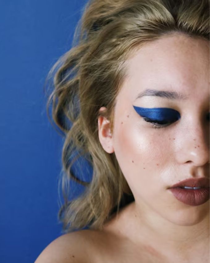 <strong>પ્રોપર શેડ </strong>: સ્મોકી આઇ મેકઅપ માટે પ્રોપર શેડ પસંદ કરવો ખૂબ જ મહત્વપૂર્ણ છે. ક્લાસિક સ્મોકી લુક માટે બ્લેક અને ગ્રે શેડ્સનો ઉપયોગ કરો. જો તમને લાઇટર લુક જોઈતો હોય તો તમે બ્રાઉન, ગ્રીન કે બ્લુ શેડ્સ પસંદ કરી શકો છો. ધ્યાન રાખો કે શેડ્સનું કોમ્બિનેશન તમારા આઉટફિટ અને પ્રસંગ પ્રમાણે હોવું જોઈએ.