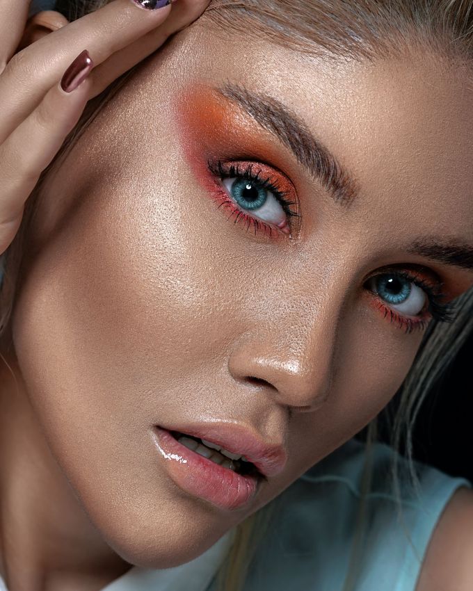 <strong>કાજલ અને આઈલાઈનરનો ઉપયોગ</strong> : સ્મોકી આઈ લુકમાં કાજલ અને આઈલાઈનરનો પ્રોપર ઉપયોગ કરવો ખૂબ જ જરૂરી છે. કાજલને હળવા હાથે સ્મજ કરો અને આઈલાઈનરને પાતળી લાઈનમાં લગાવો. જો તમારે બોલ્ડ લુક જોઈતો હોય તો તમે વિંગ્ડ આઈલાઈનરનો ઉપયોગ કરી શકો છો.