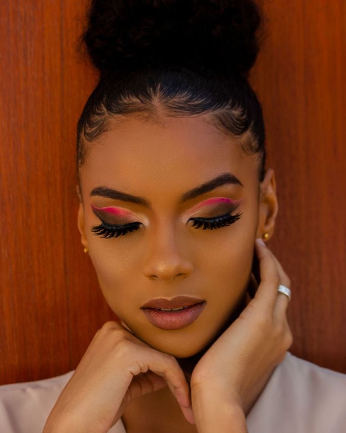 <strong>બ્લેન્ડીંગ યોગ્ય કરો </strong>: સ્મોકી આઈ મેકઅપનો સૌથી મહત્વપૂર્ણ પાર્ટ બ્લેન્ડીંગ છે. જો આઈશેડોને યોગ્ય રીતે બ્લેન્ડ કરવામાં ન આવે તો મેકઅપનો લુક ખરાબ લાગી શકે છે. આ માટે સારી ક્વોલિટી વાળા બ્રશનો ઉપયોગ કરો અને શેડ્સને ધીમે-ધીમે મિક્સ કરો. સ્મોકી લુકમાં આઈશેડોનું વરઝ્ન સરળ હોવું જોઈએ.