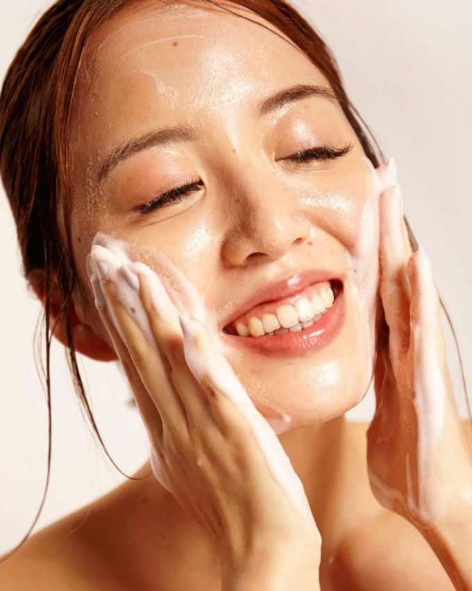 બે વાર ફેસવોસ : ઘણા લોકો એવા હોય છે જે દિવસમાં માત્ર એક જ વાર ફેસવોશથી ચહેરો ધોતા હોય છે. પરંતુ જો તમે ગ્લોઈંગ અને સુંદર સ્કિન ઈચ્છો છો તો તમારે રાત્રે સૂતા પહેલા તમારા ફેસને હળવા ફેસ વોશથી સાફ કરવો જોઈએ. આમ કરવાથી તમારા ચહેરા પર હાજર ધૂળ અને માટીના કણો દૂર થઈ જાય છે. જ્યારે તમારી સ્કિન  સ્વચ્છ રહે છે, અને ગ્લોઈંગ પણ દેખાય છે.