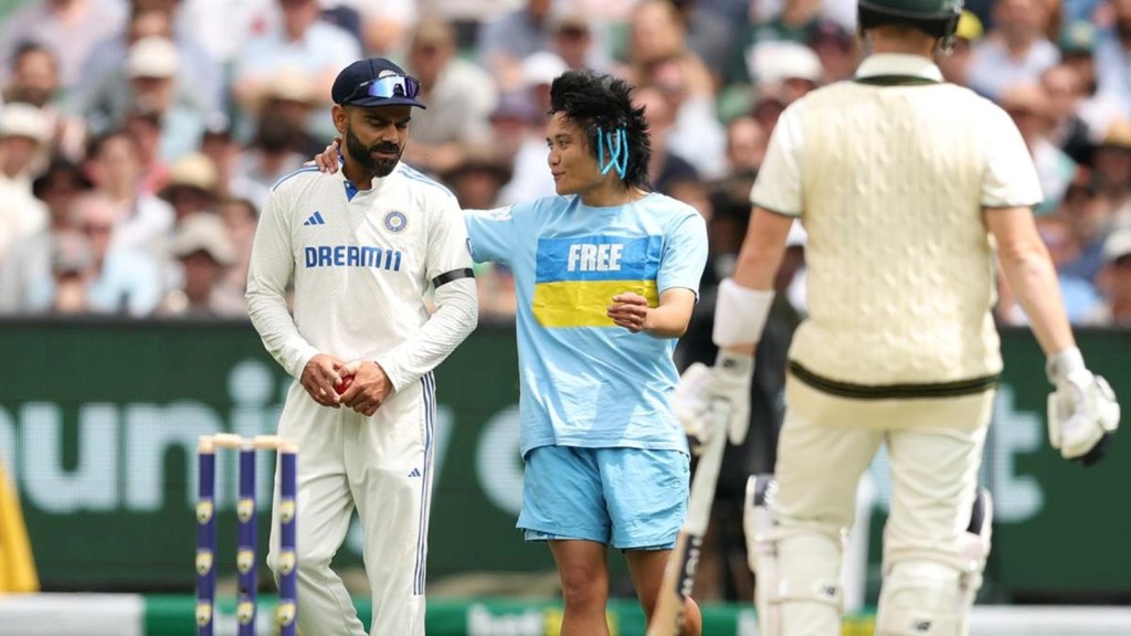 MCG માં સુરક્ષામાં ચુક, પ્રશંસક મેદાનમાં ઘુસ્યો, વિરાટ કોહલીના ખભા પર રાખ્યો હાથ, જુઓ વીડિયો MCG માં સુરક્ષામાં ચુક, પ્રશંસક મેદાનમાં ઘુસ્યો, વિરાટ કોહલીના ખભા પર રાખ્યો હાથ, જુઓ વીડિયો