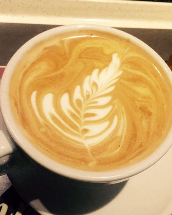 <strong>ફ્લેટ વાઈટ </strong>: ફ્લેટ વાઈટએ કોફી ડ્રિન્ક છે જેમાં એસ્પ્રેસો અને ઉકાળેલું દૂધ હોય છે. તેમાં સામાન્ય રીતે કેફે લેટ કરતાં દૂધ અને એસ્પ્રેસોનું પ્રમાણ વધુ હોય છે અને કેપુચીનોમાં ફીણના જાડા પડનો અભાવ હોય છે. ફ્લેટ વ્હાઇટનું મૂળ અસ્પષ્ટ હોવા છતાં, ઓસ્ટ્રેલિયા અને ન્યુઝીલેન્ડના વિવિધ કાફે માલિકો તેની શોધનો દાવો કરે છે.