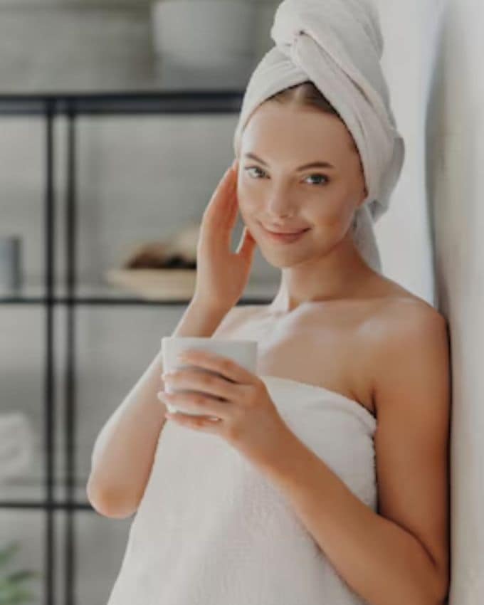 શિયાળા માં પૂરતા પ્રમાણમાં ભેજના અભાવે ત્વચા ખરબચડી અને શુષ્ક બની જાય છે. જેના કારણે ચહેરાનો રંગ ગાયબ થઈ જાય છે. આ માટે, લોકો ઘણા પ્રકારના મોંઘા ઉત્પાદનોનો ઉપયોગ કરે છે, જેનો વધુ પડતો ઉપયોગ આડઅસરોની સંભાવના ધરાવે છે. આવી સ્થિતિમાં કેટલાક એવા હેલ્ધી ડ્રિંક્સ છે જેનું સરળતાથી ઘરે જ સેવન કરી શકાય છે. તે તમારી ત્વચાનો રંગ તો સુધારશે જ પરંતુ તમારી ત્વચાને જરૂરી પોષણ પણ આપશે.