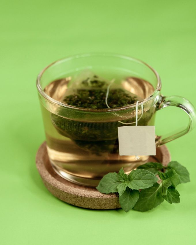  <strong>ગ્રીન ટી પીવો : </strong>જો તમે તમારા આહારમાં સામાન્ય ચાની જગ્યાએ ગ્રીન ટીનો સમાવેશ કરો છો, તો શરીરને ઘણા ફાયદા થાય છે. તેમાં પૂરતા પ્રમાણમાં એન્ટીઓક્સીડેન્ટ ગુણ હોય છે, જે ત્વચાને સુધારવાની સાથે વજન વધવાની સમસ્યાને પણ દૂર કરે છે.