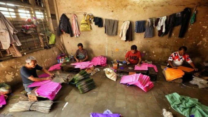 ગુજરાતવાસીઓના સૌથી પ્રિય તહેવાર ઉતરાયણના આડે હવે થોડા દિવસો જ બાકી રહ્યા છે. ઉત્તરાયણ આવે તે પહેલા જ અમદાવાદના આકાશમાં રંગબેરંગી પતંગો જોવા મળે છે અને શહેરનું આકાશ રંગમય દેખાવા લાગે છે. ત્યારે શું તમે જાણો છો કે ગુજરાતમાં કરોડો રૂપિયાના પતંગ બનાવવામાં આવે છે અને આ પતંગો ભારત સહિત દુનિયાના અલગ-અલગ દેશોમાં પણ એક્સપોર્ટ થાય છે. અમેરિકા કેનેડા અને મધ્ય એશિયાના ઘણા દેશોમાં ગુજરાતમાં બનેલા પતંગો જાય છે. (Express Photo)