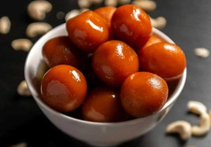 <strong>ગુલાબ જામુન</strong><br>પ્રયાગરાજમાં ઘણી મીઠાઈઓ પણ ખૂબ પ્રખ્યાત છે. લોકો ખાસ કરીને ગુલાબ જામુન ખૂબ ખાય છે. (Photo: Pexels)