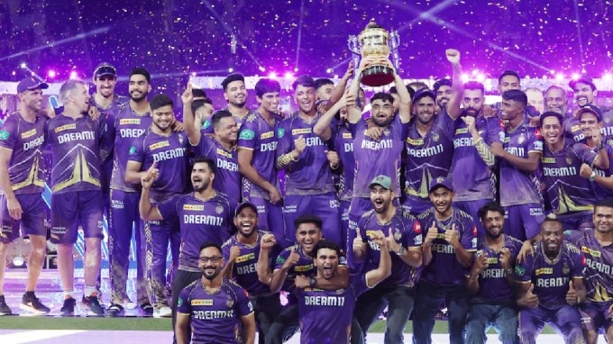 ઇન્ડિયન પ્રીમિયર લીગ : ટી 20 વર્લ્ડ કપ 2024ની જીત પછી પણ Google પર તેના સર્ચ ટ્રેન્ડે સ્પષ્ટ કર્યું છે કે ભારતમાં IPL પ્રત્યેનો પ્રેમ અને જુસ્સો હજુ પણ ઘણો વધારે છે. ભારતમાં 2024માં ગુગલ પર સૌથી વધુ સર્ચ કરવામાં આવેલી ટૂર્નામેન્ટ T20 વર્લ્ડ કપ નહીં પરંતુ ઈન્ડિયન પ્રીમિયર લીગ (IPL) બની છે. આ વર્ષે કોલકાતા નાઈટ રાઈડર્સ (KKR)ની ટીમ આઈપીએલમાં ચેમ્પિયન બની હતી. નવો ઈતિહાસ રચ્યો છે. કેકેઆરે ફાઇનલમાં સનરાઇઝર્સ હૈરદારાબાદ સામે 8 વિકેટે વિજય મેળવ્યો હતો (તસવીર - સોશિયલ મીડિયા)