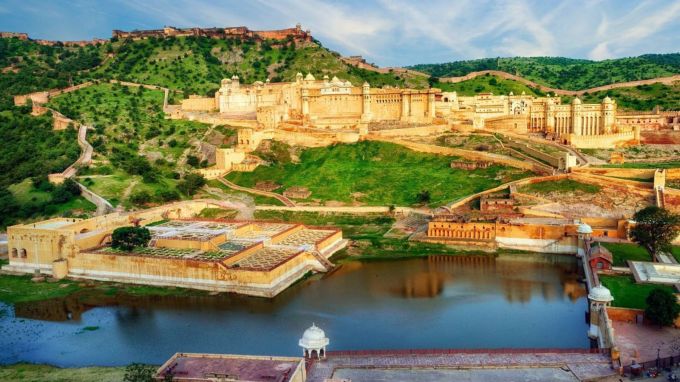 <strong>Jaipur : જયપુર</strong><br>રાજસ્થાનનું જયપુર દુનિયાભરમાં પિંક સિટીના નામે પ્રખ્યા છે. દેશ અને વિદેશમાંથી દર વર્ષે લાકો પ્રવાસીઓ જયપુર ફરવા આવે છે. આમેર કિલ્લો, હવા મહલ સહિત ઘણી સુંદર ઐતિહાસિક કિલ્લા અને મહેલ જોઇ પ્રવાસીઓ આશ્ચર્ય પામે છે. (Photo: Rajasthan Tourism)