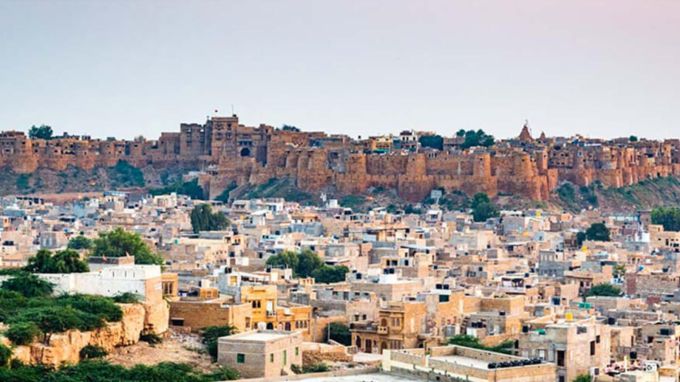 <strong>Jaisalmer Fort : જેસલમેર કિલ્લો</strong><br>થાર રણમાં સ્થિતિ જેસલમેરના કિલ્લાને સોનાર કિલ્લો એટલે કે ગોલ્ડન ફોર્ટ તરીકે પણ ઓળખવામાં આવે છે. અહીંથી આથમતા સૂર્યને જોવો ખૂબ જ રોમાંચક છે. વાત જાણે એમ છે કે આ કિલ્લાનું બાંધકામ સ્થાનિક કારીગરો દ્વારા રાજસ્થાની સ્થાપત્ય શૈલીમાં કરવામાં આવ્યું છે. અહીં ઘણી ફિલ્મોનું શૂટિંગ પણ થયું છે. જેસલમેર ફોર્ટ વર્લ્ડ હેરિટેજ સાઇટમાં સામેલ છે. (Photo: Rajasthan Tourism)
