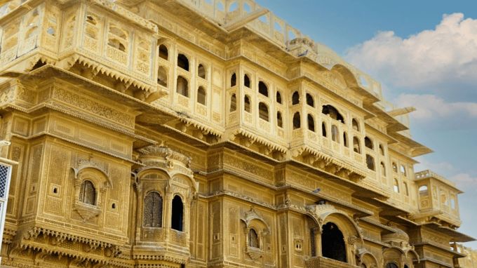 <strong>જેસલમેર નથમલ જી કી હવેલી જેસલમેર : Jaisalmer Nathmat ji ki Haveli</strong><br>જેસલમેરમાં નાથમલજી કી હવેલી ફરવા માટે શ્રેષ્ઠ સ્થળ છે. નાથમલજીની હવેલી જેસલમેરની ભવ્ય અને સુંદર હવેલીઓમાંની એક છે. તે તેની જટિલ કોતરણી, કળા અને ઐતિહાસિક મહત્વ માટે પ્રખ્યાત છે. આ હવેલી 19 સદીમાં બનાવવી આવી હતી. (Photo: Rajasthan Tourism)