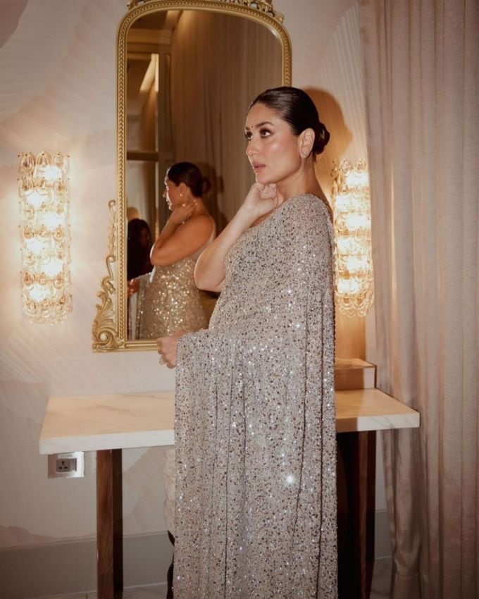 <strong>કરીના કપૂર :</strong> કરીના કપૂરના મેકઅપની વાત કરીયે તો તેણે નેચરલ અને સિમ્પલ લુક માટે સ્કિન ટોન મુજબ લાઈટ મેકઅપ કર્યો છે. તેને આઈશેડો, કાજલ, આઈ લાઈનર, ગ્લોસી લાઈટ પિંકીશ લિપસ્ટિક સાથે લુક કંપ્લીટ કર્યો છે, હેર સ્ટાઇલની વાત કરીયે તો સિમ્પલ હેર બન હેરસ્ટાઇલ સાથે લુક કંપ્લીટ કર્યો છે, જે ખુબજ ગ્લેમરસ ટચ આપે છે. 