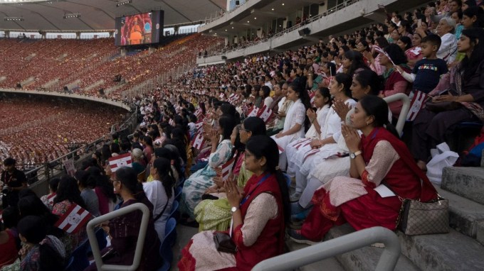 આ ઐતિહાસિક કાર્યક્રમમાં અમદાવાદ-ગાંધીનગરના 30 હજાર, વડોદરાના 10 હજાર, સુરતના 4 હજાર, રાજકોટના 2600 અને અન્ય રાજ્યો સહિત વિદેશથી 1 લાખ કાર્યકરો અમદાવાદ પહોંચ્યા હતા. (EXPRESS PHOTO BY BHUPENDRA RANA)
