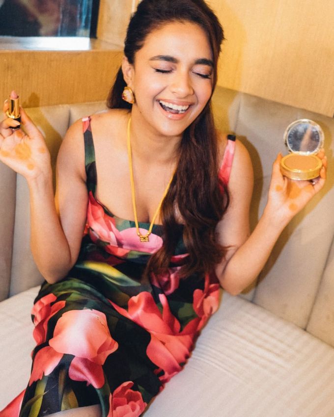 <strong>કીર્તિ સુરેશ ફેશન </strong>: કીર્તિ સુરેશએ તાજતેરમાં 3-4 લેન્થ સિલ્ક ફેબ્રિક પિન્ક એન્ડ ગ્રીન ફ્લોરલ પ્રિન્ટેડ સ્લીવલેસ વેસ્ટર્ન આઉટફિટ પસંદ કર્યા છે, તેના ટોપમાં ફ્રોક પેટર્ન જોવા મળે છે, જયારે બોટમમાં સ્કર્ટ છે જે યુનિક ટચ આપે છે, કીર્તિએ આ લુકમાં અલગ અલગ પોઝ આપ્યા છે અને ફોટોશૂટ કરાવ્યું છે.