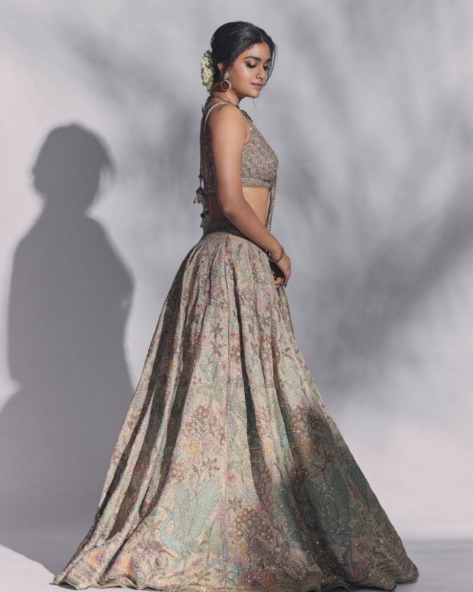 <strong>કીર્તિ સુરેશ :</strong> કીર્તિ સુરેશ પેસ્ટલ ગ્રે લહેંગામાં એલિગન્ટ લાગે છે, તેના લહેંગામાં પેસ્ટલ યુનિક ફ્લોરલ ડિઝાઇન જોવા મળે છે જે થ્રેડ વર્ક જોવા મળે છે અને થોડી સાઈન પણ જોવા મળે છે, બ્લાઉઝમાં ખાસ ગ્લીટર ડિઝાઇન જોવા મળે છે, જેમાં રાઉન્ડ નેકલાઇન અને સ્લીવલેસ બ્લાઉઝ પસંદ કર્યો છે, દુપટ્ટાની વાત કરીએ તો તેણે નેટની સાઈની ટિક્કી વર્ક જોવા મળે છે અને બોર્ડર પણ ગ્લિટરમાં જોવા મળે છે.