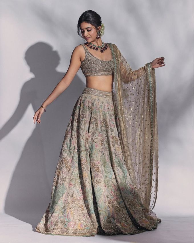 <strong>કીર્તિ સુરેશ જ્વેલરી </strong>: કીર્તિ સુરેશએ આ લુકમાં ખાસ જવેલરીની વાત કરીયે તો તેણે હેવી રેડ સ્ટોન અને બ્લ્યુ સ્ટડ કુંદન નેકલેસ પસંદ કર્યો છે જેમાં  તેણે મેચિંગ ઝુમખા સાથે લુક કમ્પ્લીટ કર્યો છે જેમાં તેણે મેચિંગ રોઝ ગોલ્ડ બેગલ્સ પસંદ કર્યા છે.