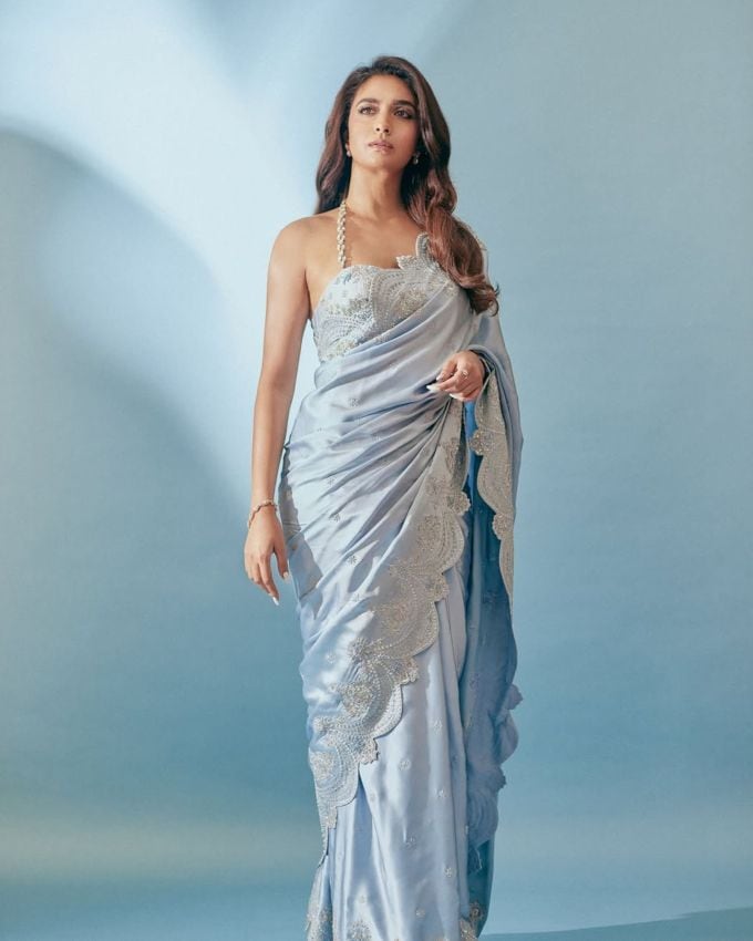 કીર્તિ સુરેશ ફેમસ ઇન્ડિયન એક્ટ્રેસ છે જે તમિલ, તેલુગુ અને મલયાલમ ફિલ્મોમાં જોવા મળે છે, પરંતુ તેનું ફેન ફોલોઇંગ વધારે છે. એકટ્રેસ તેની એકટિંગ સિવાય ફેશન સ્ટાઇલ માટે જાણીતી છે તે તેના યુનિક ફોટોશૂટની અપડેટ સોશિયલ મીડિયા પર શેર કરે છે, અહીં તેના યુનિક લુક વિશે વાત કરી છે, 